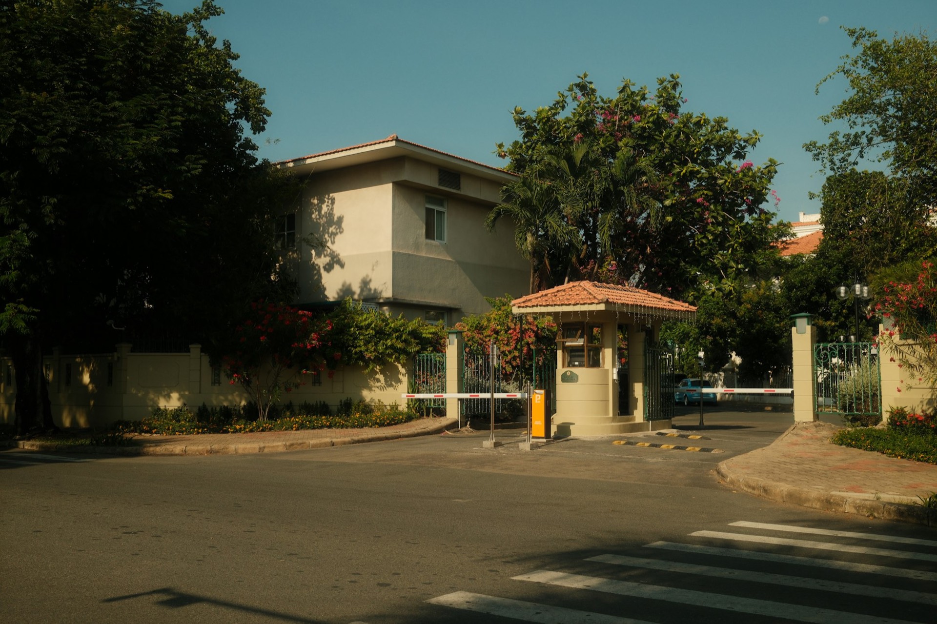 Acceso de un fraccionamiento residencial